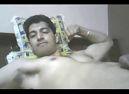 Indian guy cums while flexing muscles