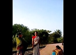 desi village bhabhi saree lift pussy show in public